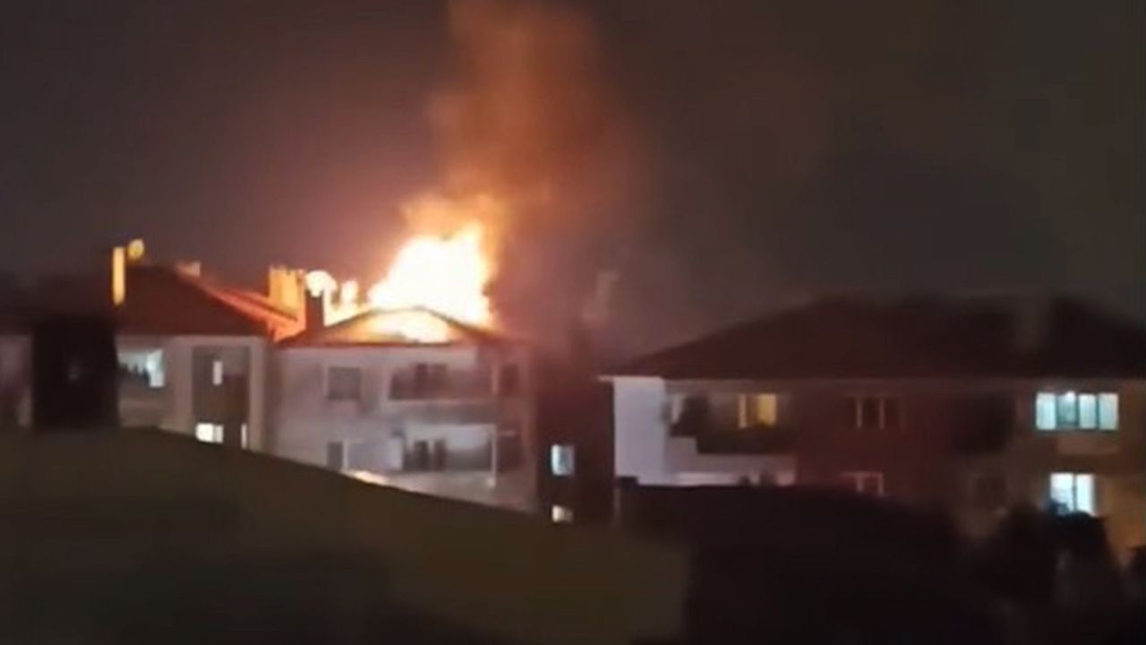 Menteşe’de evin çatısına yıldırım düştü, çatı alev alev yandı