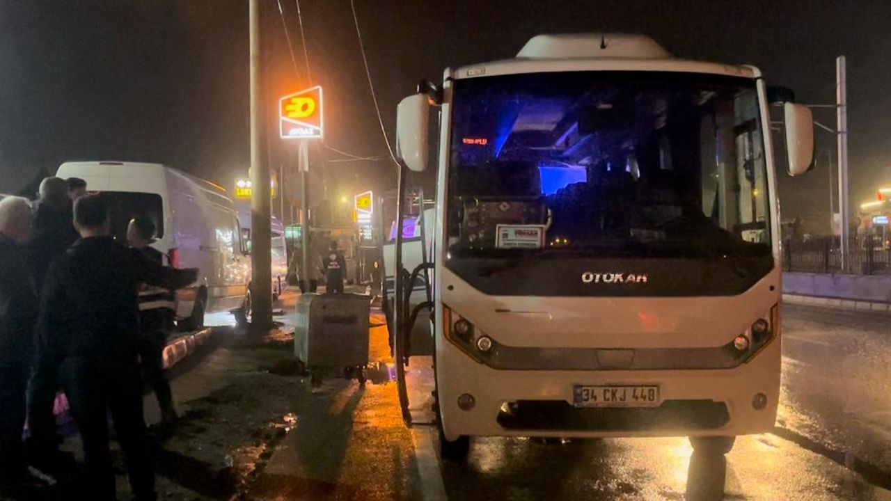 Bursa'da tur otobüsü aydınlatma direğine çarptı: 10 yaralı
