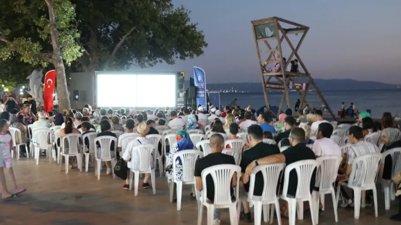 Bursa’da Kamyoled Sineması Açık Havada Sinema Keyfini Mahallelere Taşıyor