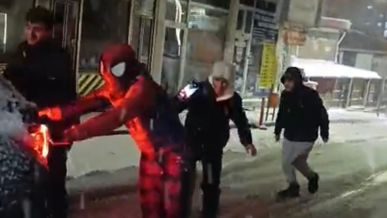 Bitlis’te karda mahsur kalan sürücünün yardımına ‘Örümcek Adam’ yetişti