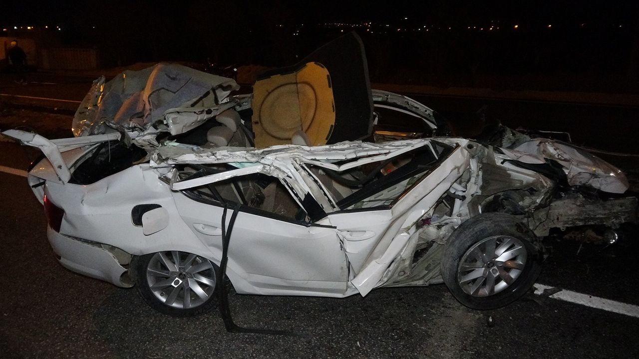 Kilis'te Tıra Çarpan Otomobil Hurdaya Döndü! 1'i Ağır 2 Yaralı