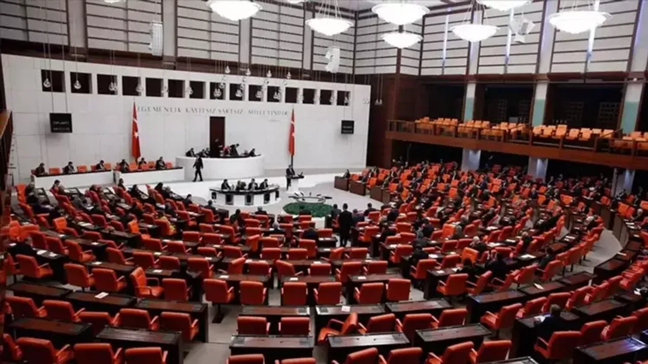 Meclis’te stajyer tacizi iddiasında yargılanan 5 sanığa tahliye