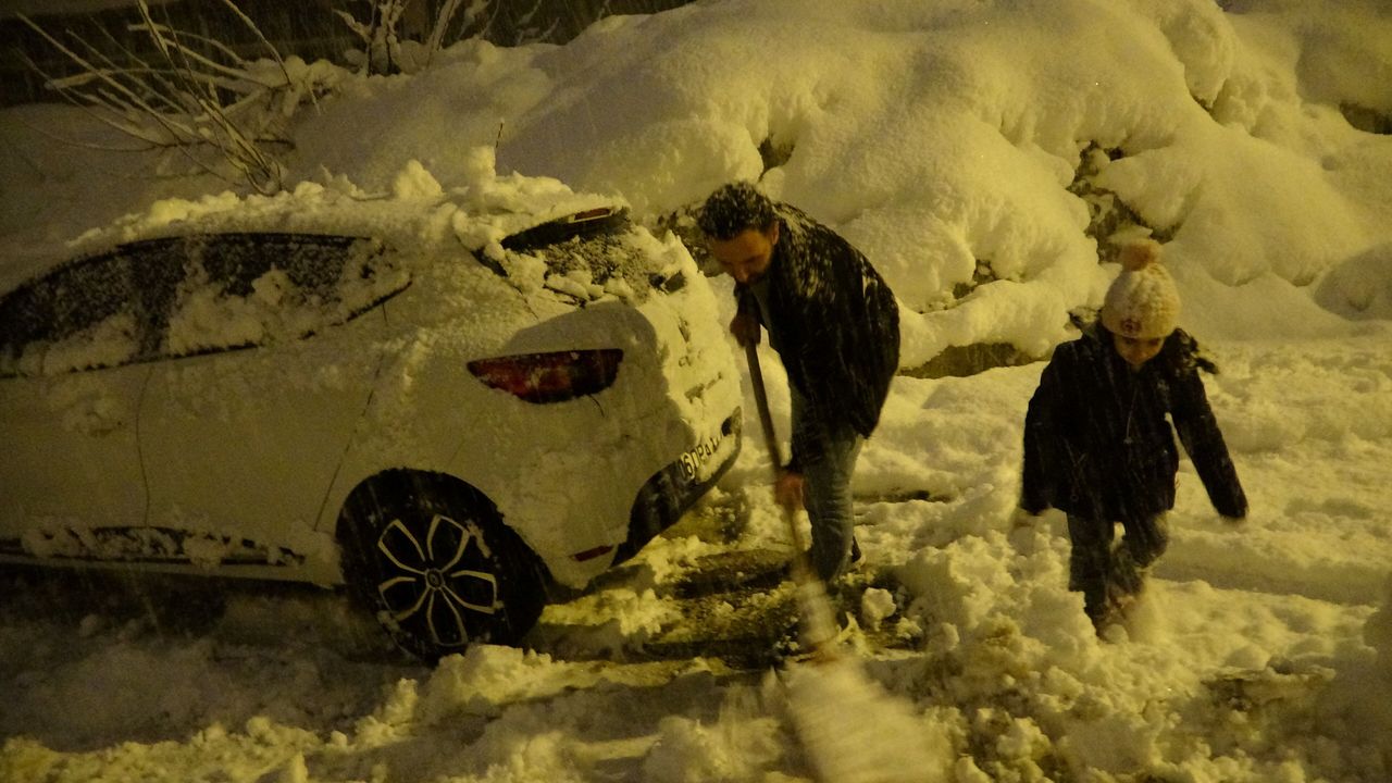 Bitlis'te kent merkezi beyaza büründü