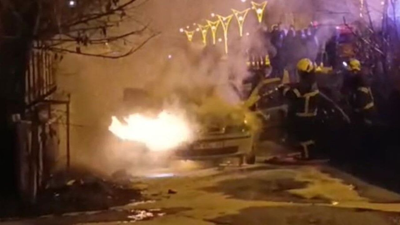 Bitlis’te seyir halindeki araç alev aldı