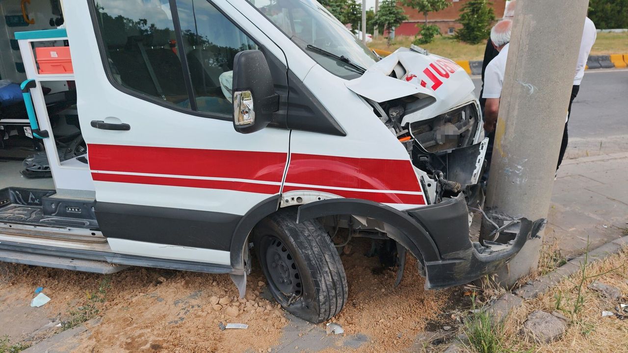 Bitlis’te Ambulans ile Otomobil Çarpıştı! 10 Kişi Yaralandı