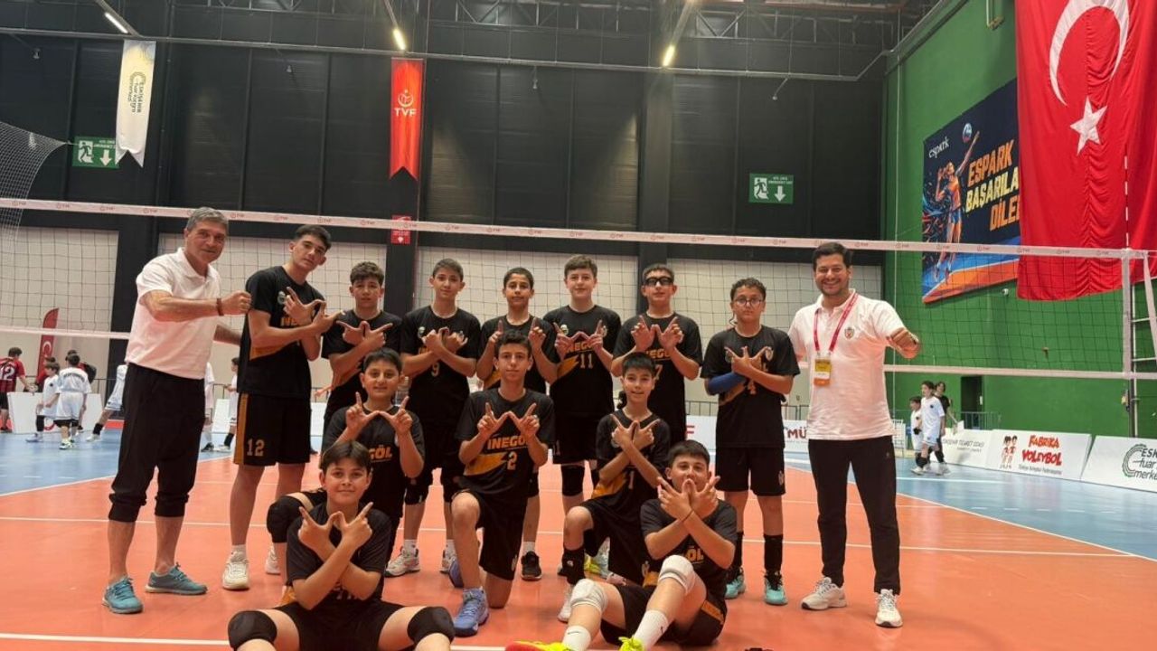 İnegöl Belediyespor Voleybol Takımı Türkiye Şampiyonası'nda Son 16'ya Yükseldi