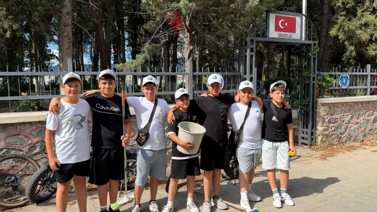 İznikli çocuklardan anlamlı 15 Temmuz hazırlığı: Şehitliği güllerle donattılar