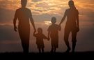 Dinimizde evlat edinmenin, Koruyucu aile olmanın hükmü nedir?