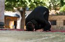 Erkeklerin ipek elbise ile namaz kılması caiz mi?