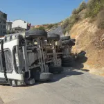 Bursa’da freni boşalan kamyon devrildi: Şoförün manevrası faciayı önledi!