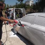 Bursa’da sokakta gördüğü kirli araçları habersizce yıkıyor...