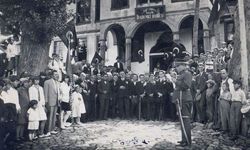 İnegöl Hükümet Konağı önünde bayram | MAZİDEN BİR KARE