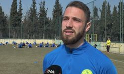Depremde ölen  futbolcu Taner Savut’u anlatırken ağladı