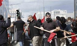 Atina’da tren kazası protestosunda göstericiler polisle çatıştı