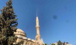 Depremde zarar gören caminin minareleri  yıkıldı