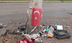 Enkazdan çıkan Türk bayrakları yerde kalmadı