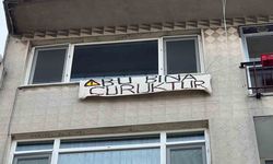 Evi boşaltan kiracıdan vatandaşlara pankartlı uyarı: “Bu bina çürüktür”