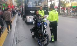 Kaskı kafası yerine koluna taktı,