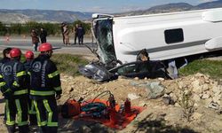 Turist midibüsü otomobili ezdi: 1 ölü 24 yaralı