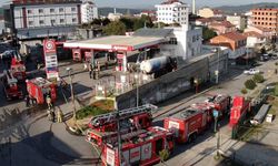 Akaryakıt istasyonunda gaz tankeri alev alev yandı