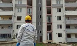 Bastığı tahta kırıldı, 13. katın çatısından düştü