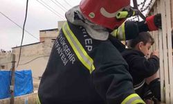 Çocuğun başı korkuluk demirine sıkıştı