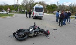 Motosiklet minibüse çarptı: kadın sürücü ağır yaralı