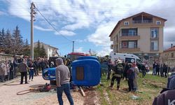Traktör devrildi: 1 ölü, 2 yaralı