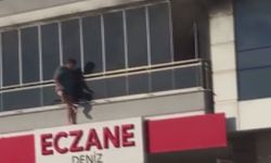 Yangında balkonda mahsur kaldı