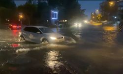 Antalya’da şiddetli yağmur: araçlar yolda kaldı