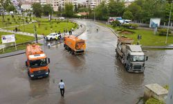 Başkent’i sel vurdu: araçların üzerinde mahsur kaldılar