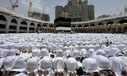 Mekke ve Medine’de 1 milyon 200 bin kişi Cuma kıldı