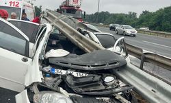 Anadolu Otoyolu’nda otomobil bariyerlere ok gibi saplandı: 3 yaralı