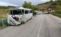 İşçi servisi ile otomobil çarpıştı: 13 yaralı