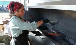 Kadın kebap ustasının konteynerda ekmek mücadelesi