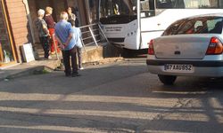 Kontrolden çıkan halk otobüsü duvara çarptı