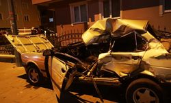 Otomobil duvara çarptı: 1 ölü