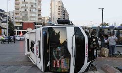 Sinyalizasyon direğine çarpan yolcu minibüsü devrildi: 3 yaralı