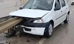 Bursa'da feci kaza! Bariyerlere saplandı