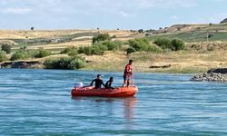 Serinlemek için girdiği nehirde kayboldu