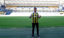 Umut Nayir Fenerbahçe'ye imza attı