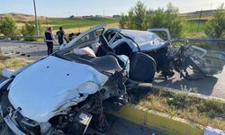 Feci kazada otomobil ikiye bölündü, 2 kişi hayatını kaybetti
