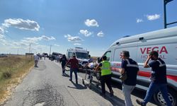 İşçileri taşıyan minibüs elektrik direğine çarptı: 7 yaralı