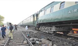 Pakistan'da yolcu treninin raydan çıktığı kazada 22 kişi öldü, 50 kişi yaralandı