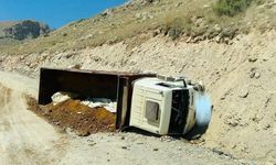 Freni patlayan maden yüklü kamyon devrildi: 1 yaralı