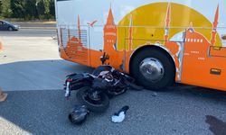 Otobüsün altında kalan motosikletlinin ayağı koptu