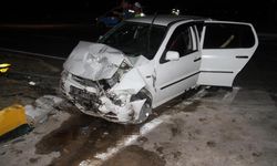İki otomobil kavşakta çarpıştı: 4 yaralı