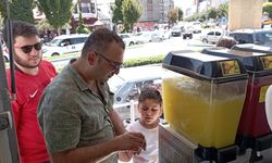 Belediyeden vatandaşlara soğuk limonata ikramı