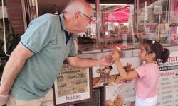 “Süt Dede”den çocuklara 40 yıldır ücretsiz dondurma