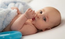 Bebek Neden Ellerini Emer?Bebeklerin Ellerine Emme Nedenleri